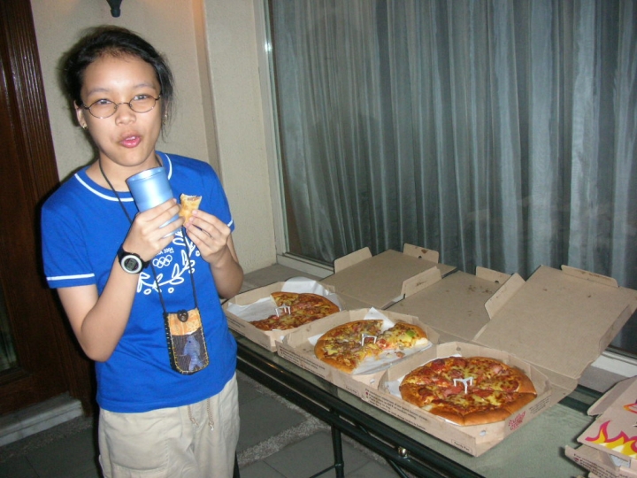 HayWire going crezy on the food.
